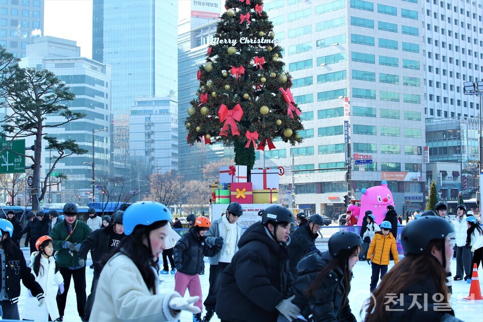 [천지일보=이시문 기자] 크리스마스를 이틀 앞둔 23일 오후 서울 중구 서울시청 광장에 마련된 스케이트장에서 시민과 외국인들이 스케이트를 즐기고 있다. 서울광장 스케이트장은 내년 2월 9일까지 운영된다. ⓒ천지일보 2024.12.23.
