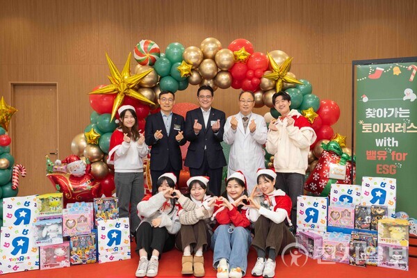 지난 23일 경기도 하남시에 위치한 보바스 병원에서 진행한 롯데마트·슈퍼 찾아가는 토이저러스 행사에 참여한 대학생 봉사단. (제공 : 롯데쇼핑) ⓒ천지일보 2024.12.24.