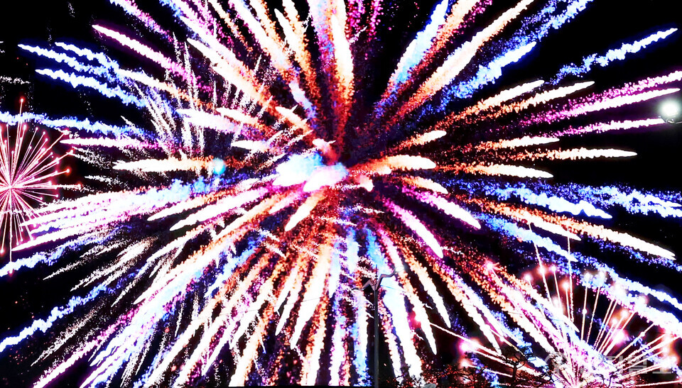 유통업계가 경기 침체와 소비 둔화 속에서도 백화점 3사의 주요 점포들이 눈에 띄는 매출 성장을 이뤘다. 특히 롯데백화점 잠실점, 신세계백화점 강남점, 현대백화점 더현대 서울점 등 상위 점포들이 '연매출 3조원'을 달성하며 백화점 업계에서 큰 주목을 받고 있다. 사진은 신세계백화점 본점 초대형 미디어파사드 ‘신세계스퀘어’ ⓒ천지일보 2024.11.24.