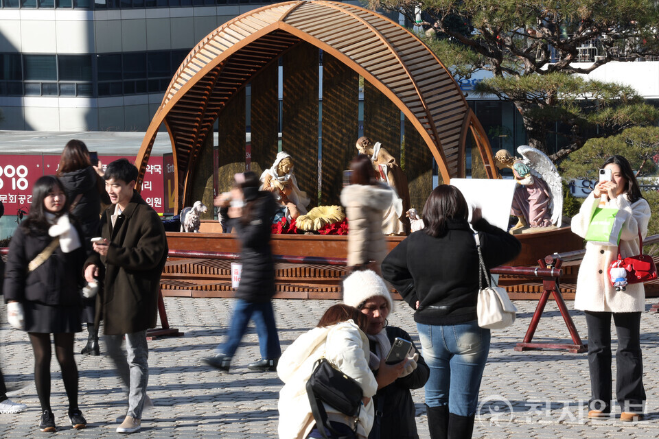[천지일보=남승우 기자] 성탄절을 하루 앞둔 24일 서울 중구 명동성당에 성탄 구유 조형물이 설치된 가운데 시민들이 사진을 찍고 있다. ⓒ천지일보 2024.12.24.