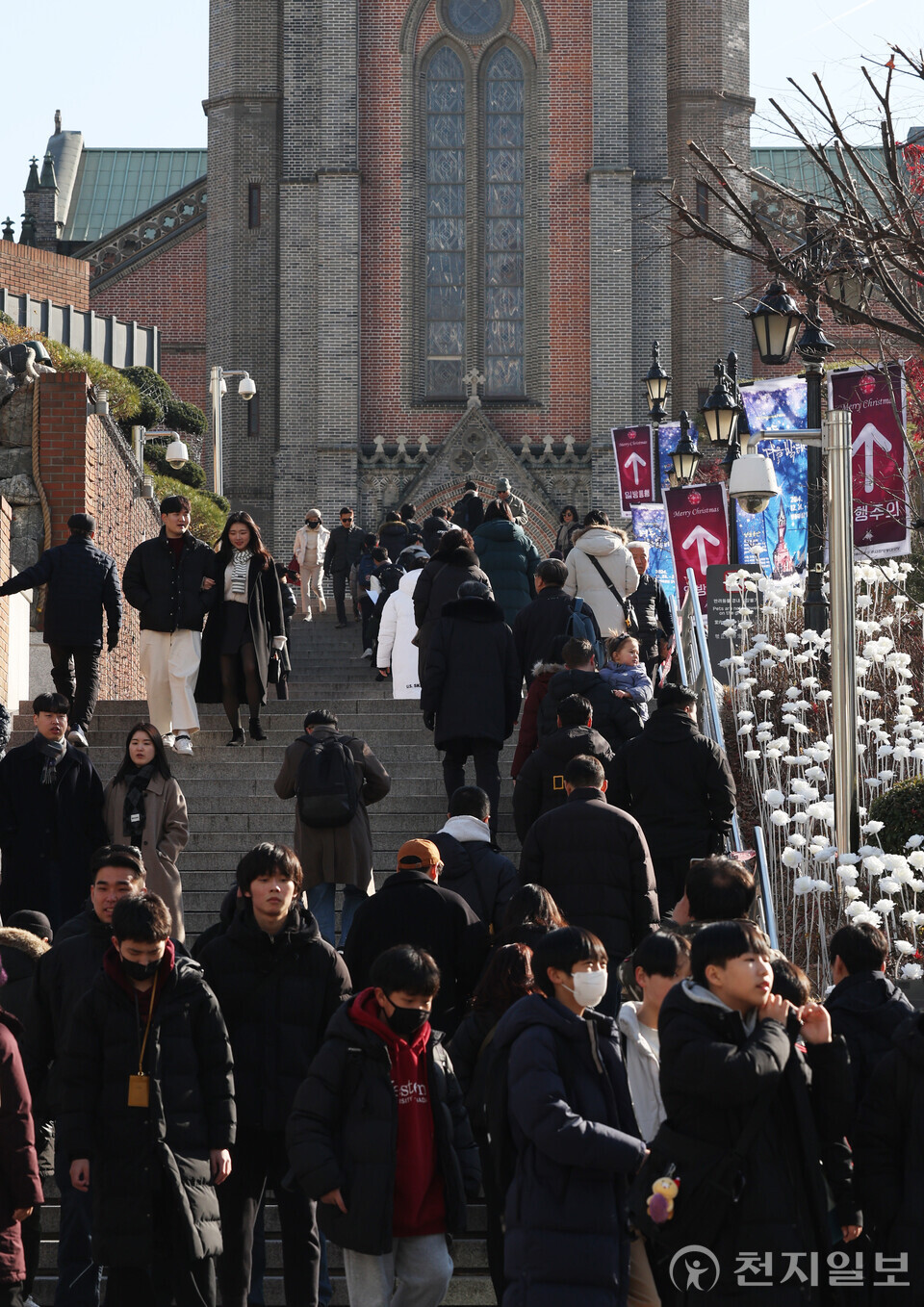 [천지일보=남승우 기자] 성탄절을 하루 앞둔 24일 서울 중구 명동성당을 찾은 시민들이 이동하고 있다. ⓒ천지일보 2024.12.24.