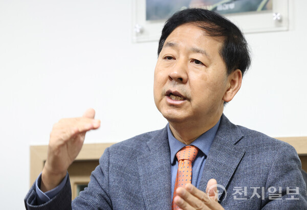 [천지일보=남승우 기자] 구윤철 서울대학교 경제학부 특임교수가 지난 16일 서울 용산구 천지일보 사무실에서 공직생활을 하는 동안 가장 기억에 남는 일화에 대해서 밝히고 있다. ⓒ천지일보 2024.12.24.