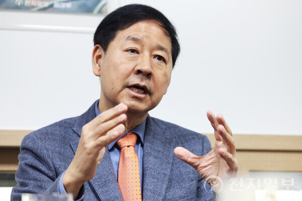 [천지일보=남승우 기자] 구윤철 서울대학교 경제학부 특임교수가 지난 16일 서울 용산구 천지일보 사무실에서 “작은 예산, 작은 정책을 통해 사람들의 인생이 달라질 수 있도록 한 것이 가장 기억에 남았다”고 밝히고 있다. ⓒ천지일보 2024.12.24.