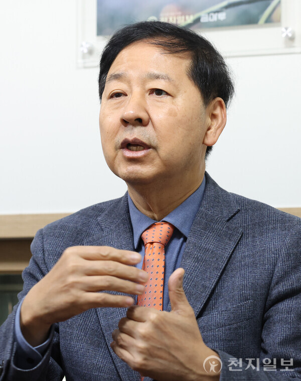 [천지일보=남승우 기자] 구윤철 서울대학교 경제학부 특임교수가 지난 16일 서울 용산구 천지일보 사무실에서 공직생활을 하는 동안 가장 기억에 남는 일화에 대해서 밝히고 있다. ⓒ천지일보 2024.12.24.