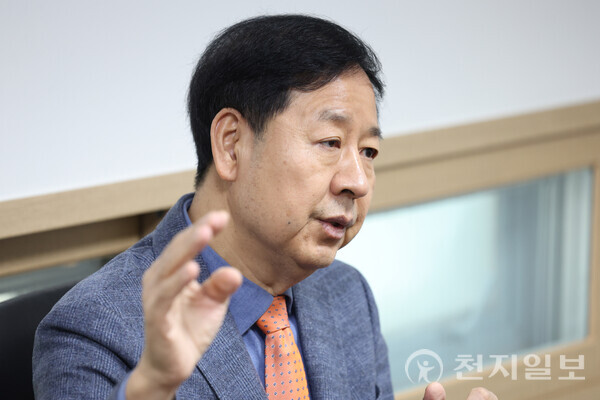 [천지일보=남승우 기자] 구윤철 서울대학교 경제학부 특임교수가 지난 16일 서울 용산구 천지일보 사무실에서 “경제는 경제대로, 정치는 정치대로 운영돼야 한다”고 밝히고 있다. ⓒ천지일보 2024.12.24.