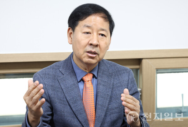 [천지일보=남승우 기자] 구윤철 서울대학교 경제학부 특임교수가 지난 16일 서울 용산구 천지일보 사무실에서 “적극적으로 세심한 정책을 펼치되 신용평가사들과 소통을 하거나, 심리적 안정을 통한 매도 수요를 줄일 필요가 있다”고 밝히고 있다. ⓒ천지일보 2024.12.24.