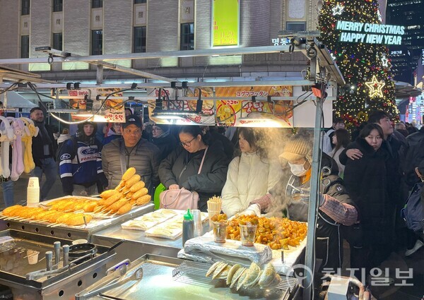 [천지일보=김민희 기자] 크리스마스이브인 24일 서울 중구 명동거리에서 관광객들이 길거리음식을 즐기고 있다. ⓒ천지일보 2024.12.24.