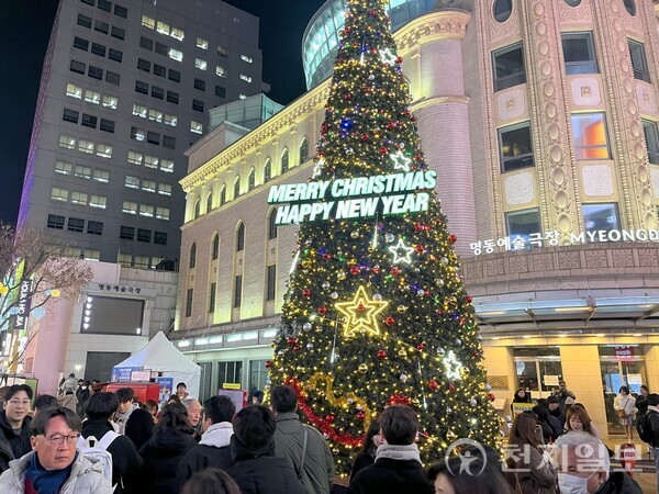 [천지일보=김민희 기자] 크리스마스이브인 24일 서울 중구 명동거리가 성탄 전야를 즐기는 시민들로 북적이고 있다. ⓒ천지일보 2024.12.24.