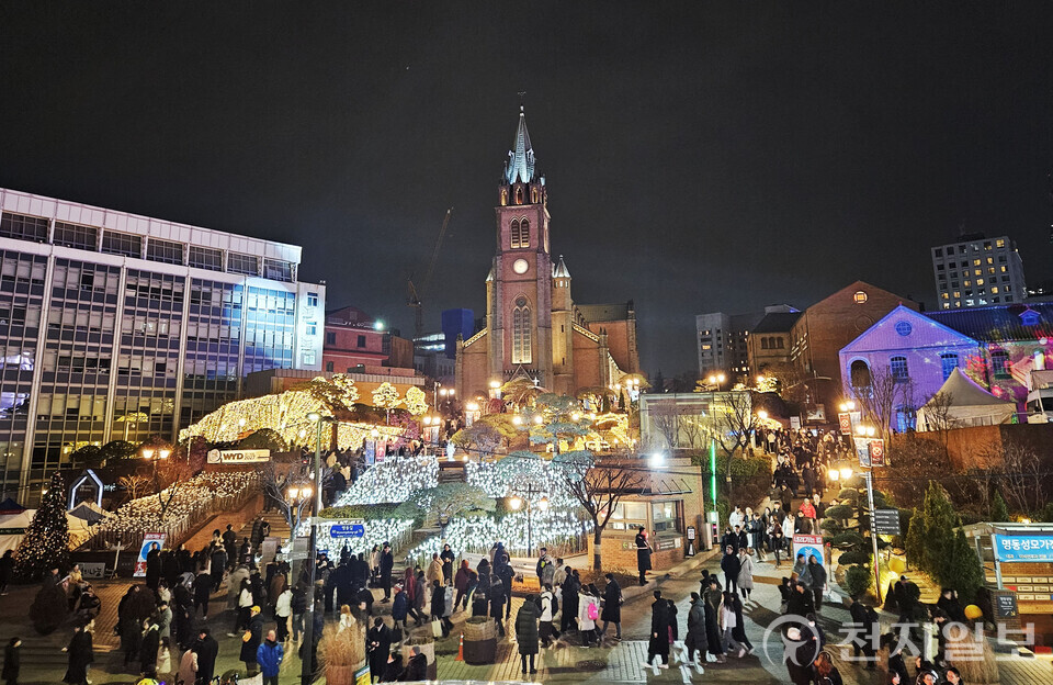 [천지일보=남승우 기자] 크리스마스이브인 24일 서울 중구 명동성당 앞이 성탄 전야 정취를 만끽하는 시민과 관광객들로 북적이고 있다. ⓒ천지일보 2024.12.24.