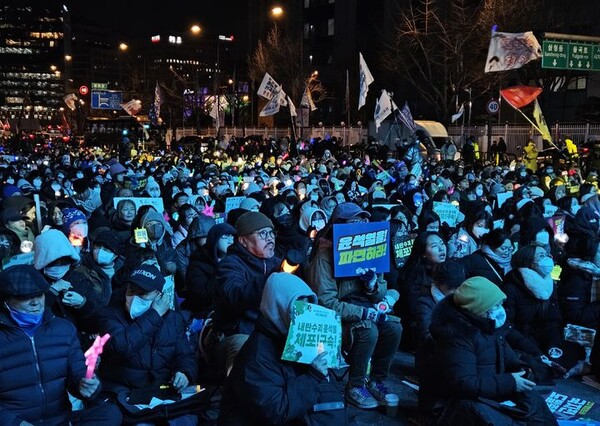 [서울=뉴시스] 윤석열즉각퇴진·사회대개혁 비상행동(비상행동)은 이날 오후 서울지하철 3호선 경복궁역 앞에서 '메리 퇴진 크리스마스 민주주의 응원봉 콘서트-다시 만들 세계' 집회를 열었다. 2024.12.24