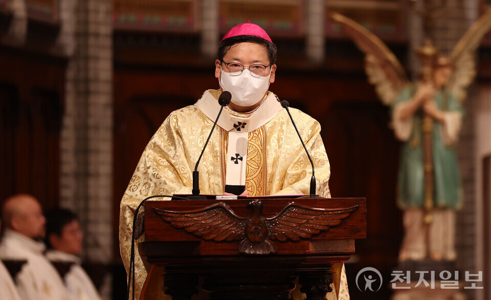 [천지일보=남승우 기자] 천주교 서울대교구장 정순택 대주교가 성탄절인 25일 서울 중구 명동 천주교 서울대교구 명동대성당에서 주님 성탄 대축일 밤 미사를 집전하고 있다. (공동취재사진) ⓒ천지일보 2024.12.25.