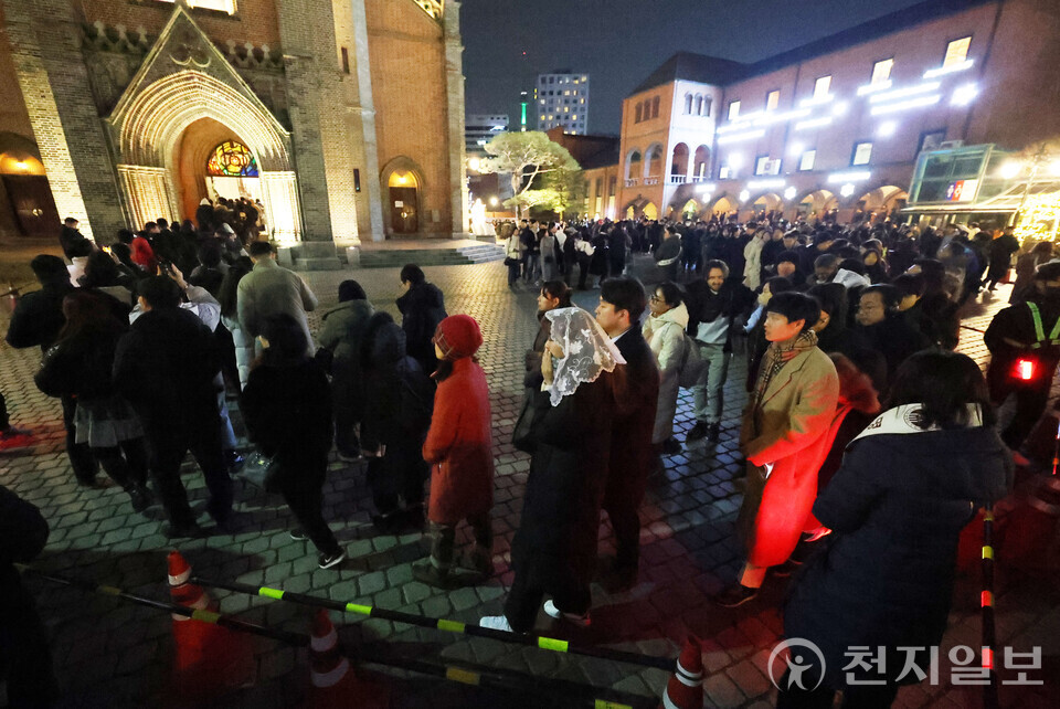 [천지일보=남승우 기자] 성탄절인 25일 서울 중구 명동성당에서 신자들이 주님 성탄 대축일 밤미사에 참석하기 위해 줄지어 서 있다.  ⓒ천지일보 2024.12.25.