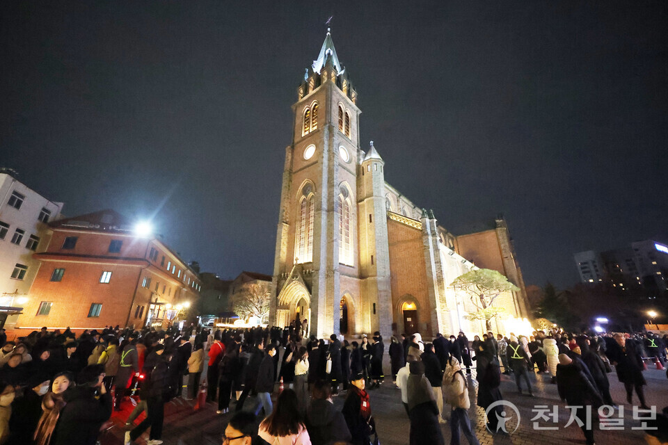 [천지일보=남승우 기자] 성탄절인 25일 서울 중구 명동성당에서 신자들이 주님 성탄 대축일 밤미사에 참석하기 위해 줄지어 서 있다. ⓒ천지일보 2024.12.25.