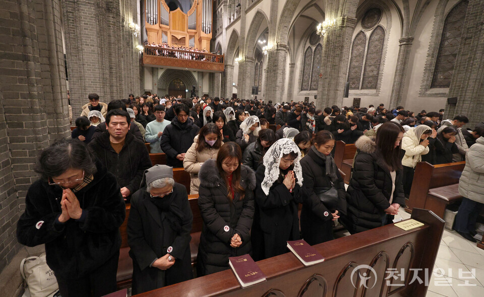 [천지일보=남승우 기자] 성탄절인 25일 서울 중구 명동성당에서 주님 성탄 대축일 밤미사가 진행되고 있다. (공동취재사진) ⓒ천지일보 2024.12.25.