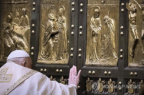 바티칸 성 베드로 대성전 성문 여는 프란치스코 교황. (출처: UPI 연합)