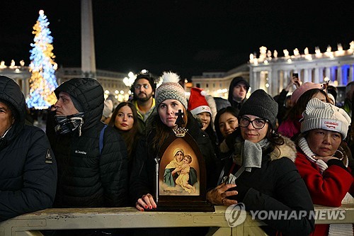 희년 개막을 보기 위해 모인 사람들. (출처: AFP/ 연합)