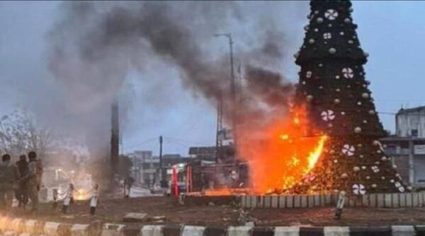 시리아에서 성탄절 기념으로 설치된 대형 크리스마스 트리(사진)에 불이 나고 있는 모습. (출처:X 캡처)