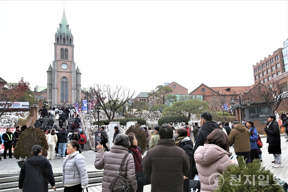 [천지일보=이시문 기자] 성탄절인 25일 오전 주님 성탄 대축일 미사가 열린 서울 중구 명동성당에 신자들 모여들고 있다. ⓒ천지일보 2024.12.25.
