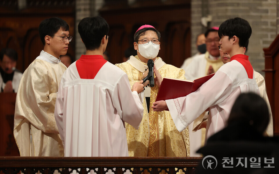 [천지일보=남승우 기자] 천주교 서울대교구장 정순택 대주교가 성탄절인 25일 서울 중구 명동 천주교 서울대교구 명동대성당에서 주님 성탄 대축일 밤 미사를 집전하고 있다. (공동취재사진) ⓒ천지일보 2024.12.25.