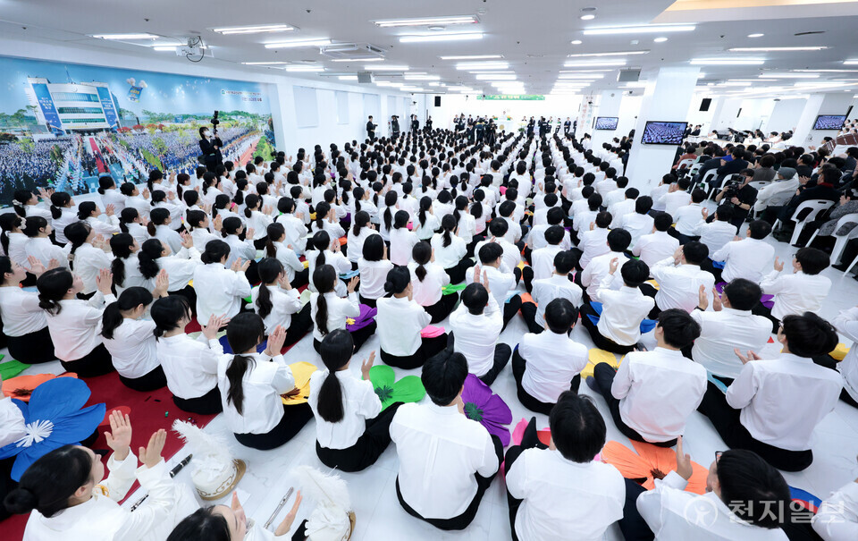 [천지일보=박준성 기자] 신천지예수교 증거장막성전 이만희 총회장이 25일 경기 수원시 장안구 요한지파 수원교회에서 열린 ‘성탄 기념예배’에서 설교 말씀을 전하는 가운데 성도들이 박수를 치고 있다. ⓒ천지일보 2024.12.25.