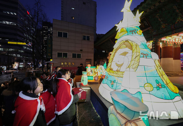 17일 오후 서울 종로구 조계사 일주문 앞에서 열린 크리스마스 맞이 ‘트리등 점등식’에서 조계사 소년소녀합창단 어린이들이 트리를 보고 있다. (출처:뉴시스)