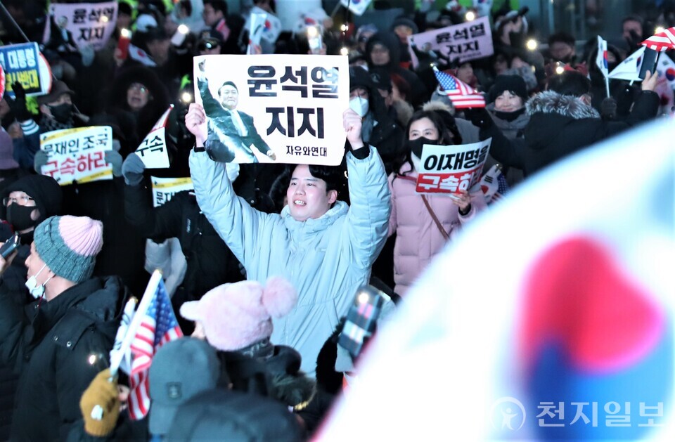 [천지일보=이시문 기자] 신자유연대는 25일 오후 서울 용산구 한남동 대통령 관저 앞에서 윤석열 대통령 탄핵 반대 집회를 하고 있다. ⓒ천지일보 2024.12.25.