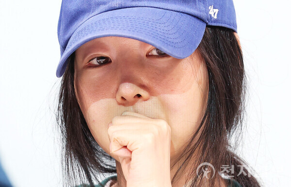 [천지일보=남승우 기자] 하이브 산하의 레이블 어도어의 민희진 대표가 25일 서울 서초구 한국컨퍼런스센터에서 기자회견을 열고 하이브가 제기한 ‘경영권 탈취 의혹’에 대한 입장을 밝히던 중 생각에 잠겨 있다. ⓒ천지일보 2024.04.25.