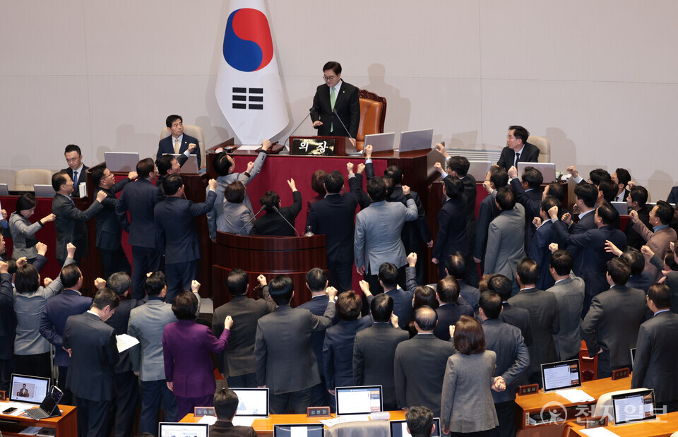 [천지일보=박준성 기자] 27일 오후 서울 여의도 국회에서 열린 제420회 국회(임시회) 본회의에서 우원식 국회의장이 한덕수 대통령 권한대행 국무총리 탄핵소추안 탄핵 의결 정족수 과반 151명이라고 밝히자, 국민의힘 의원들이 항의하고 있다. ⓒ천지일보 2024.12.27.