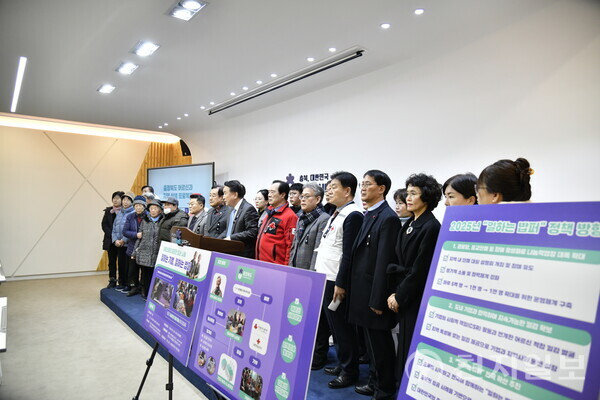 [천지일보 충북=김흥순 기자] 충북도가 30일 도청 브리핑룸에서 일하는 밥퍼 사업과 관련해 기자회견을 진행했다. 사진은 김영환 충북지사가 일하는 밥퍼 관계자들과 함께 기자회견을 하고 있는 모습.  ⓒ천지일보 2024.12.30.