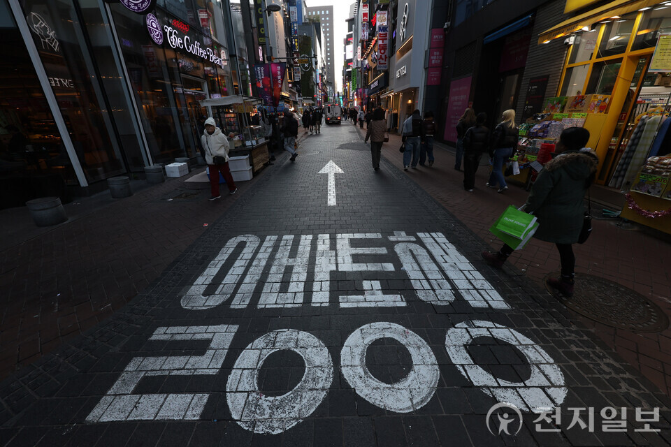 [천지일보=남승우 기자] 12.3 비상계엄 사태 이후로 소비심리가 극도로 위축된 가운데 17일 서울 중구 명동거리가 비교적 한산한 모습을 보이고 있다. ⓒ천지일보 2024.12.17.