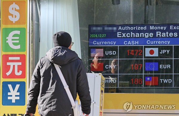 (서울=연합뉴스) 원/달러 환율이 장중 1,480원대를 돌파한 27일 서울 명동 환전소 현황판에 원/달러 환율이 표시돼 있다. 2024.12.27