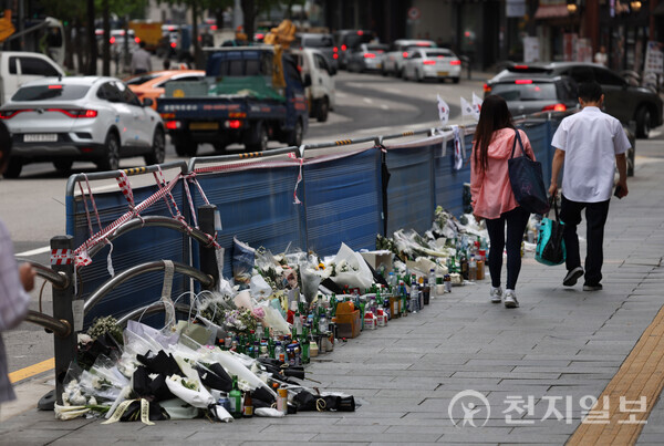 [천지일보=남승우 기자] 지난 1일 밤 서울 중구 시청역 인근 교차로에서 역주행한 승용차로 인해 9명의 사망자가 발생한 대형 교통사고가 발생했다. 5일 서울 중구 시청역 인근 사고현장에 희생자를 추모하는 국화꽃과 술 등이 놓여 있다.ⓒ천지일보 2024.07.05.