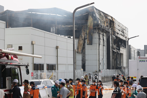 [천지일보=남승우 기자] 24일 오후 경기 화성시 서신면 전곡산단 일차전지 제조 업체인 아리셀 공장에서 화재가 발생한 가운데 소방대원들이 시신을 수습하고 있다. ⓒ천지일보 2024.06.24.