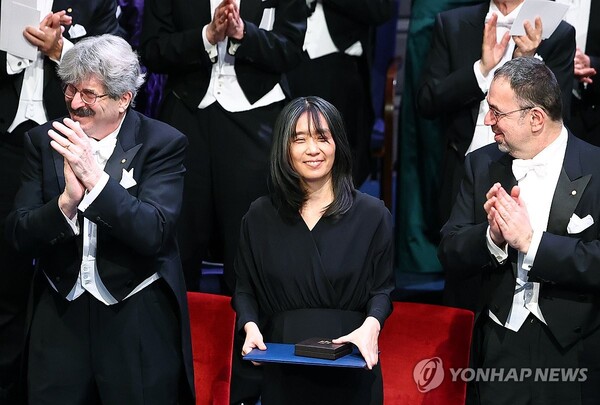 (스톡홀름=연합뉴스) 2024 노벨문학상 수상자인 한강 작가가 10일(현지시간) 스웨덴 스톡홀름 콘서트홀에서 열린 시상식에서 칼 구스타프 16세 스웨덴 국왕으로부터 노벨문학상 메달과 증서를 받은 뒤 환하게 웃고 있다. 2024.12.11