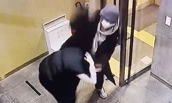 국민의힘 배현진 의원이 25일 오후 5시쯤 서울 강남구 청담동 거리에서 신원이 밝혀지지 않은 행인으로부터 머리를 가격당했다. 사진은 배현진 의원 피습관련 CCTV 화면. (제공: 배현진 의원실)