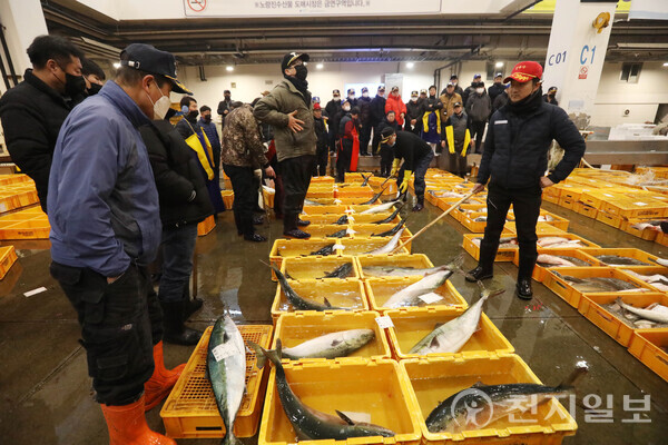 [천지일보=남승우 기자] 서울 동작구 노량진수산시장 경매장에서 새벽 경배가 진행되고 있다. ⓒ천지일보 2025.01.01.