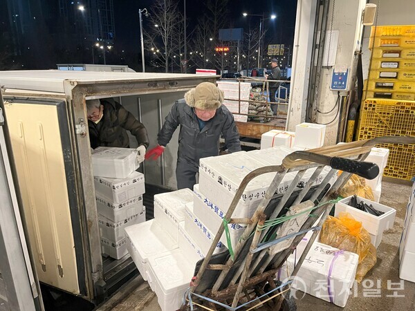 [천지일보=김민희 기자] 노량진수산시장 중도매가게에서 일하는 박진수(가명)씨가 트럭에 수산물을 싣고 있다. ⓒ천지일보 2025.01.01.