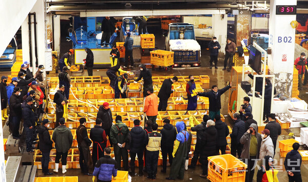 [천지일보=남승우 기자] 서울 동작구 노량진수산시장 경매장에서 새벽 경배가 진행되고 있다. ⓒ천지일보 2025.01.01.