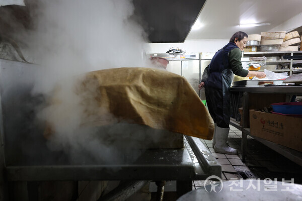 [천지일보=남승우 기자] 지난달 27일 새벽 서울 종로구 원조 낙원떡집 공장에서 당일 판매될 떡이 만들어지고 있다. ⓒ천지일보 2025.01.01.