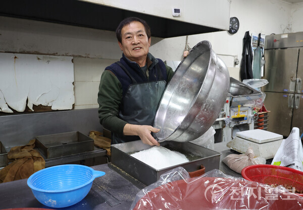 [천지일보=남승우 기자] 지난달 27일 서울 종로구 낙원떡집 공장에서 일하는 40년차 공장장이 설기떡을 만들며 웃어 보이고 있다. ⓒ천지일보 2025.01.01.