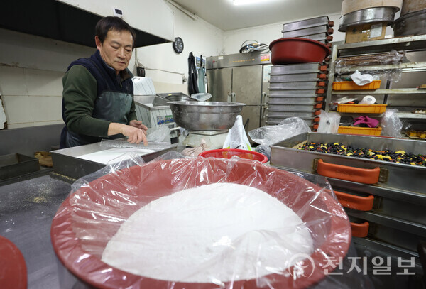 [천지일보=남승우 기자] 지난달 27일 새벽 서울 종로구 낙원떡집 공장에서 40년차 공장장이 설기떡을 만들고 있다. ⓒ천지일보 2025.01.01.