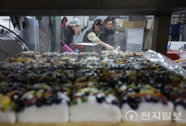 [천지일보=남승우 기자] 지난달 27일 새벽 서울 종로구 낙원떡집 공장에서 직원들이 당일 판매할 떡을 만들고 있다. ⓒ천지일보 2025.01.01.