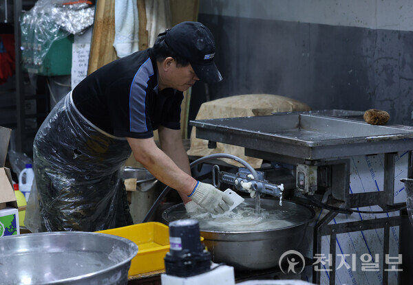 [천지일보=남승우 기자] 지난달 27일 새벽 서울 종로구 낙원떡집 공장에서 20년차 직원인 김덕기(가명, 65)씨가 가래떡을 뽑고 있다. ⓒ천지일보 2025.01.01.