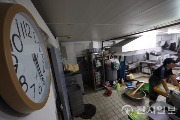 [천지일보=남승우 기자] 서울 종로구 낙원떡집 공장 시계가 지난달 27일 오전 5시 25분을 가리키고 있다. ⓒ천지일보 2025.01.01.