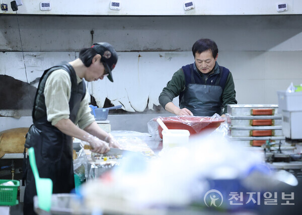[천지일보=남승우 기자] 지난달 27일 새벽 서울 종로구 낙원떡집 공장에서 직원들이 당일 판매할 떡을 만들고 있다. ⓒ천지일보 2025.01.01.