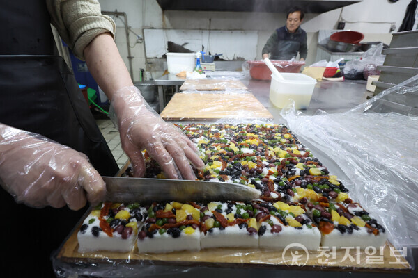 [천지일보=남승우 기자] 지난달 27일 새벽 서울 종로구 낙원떡집 공장에서 직원들이 당일 판매할 떡을 만들고 있다. ⓒ천지일보 2025.01.01.