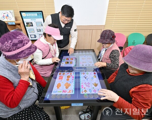 경기도 AI 시니어 돌봄타운 제1호 AI 사랑방에서 어르신들이 디지털 테이블을 활용해 인지 강화 게임을 즐기고 있다. (제공: 경기도청) ⓒ천지일보 2024.12.31.