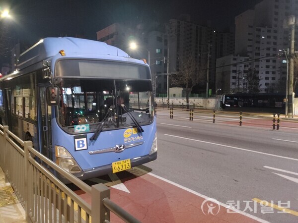 [천지일보=홍보영 기자] 지난달 19일 새벽 8146번 버스가 상계동 7단지 영업소에 정차돼 있다. ⓒ천지일보 2025.01.01.