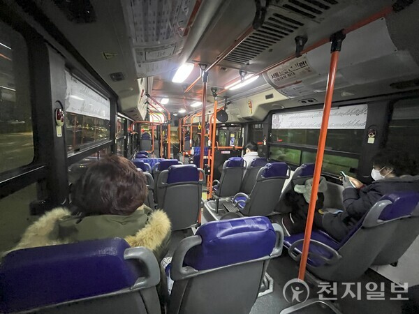 [천지일보=김민희 기자] 지난달 19일 새벽 8146번 버스가 종점에서 승객 5명을 태워서 출발했다. ⓒ천지일보 2025.01.01.