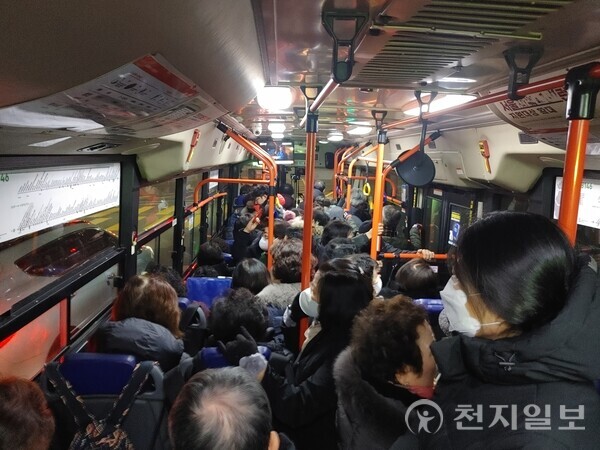 [천지일보=홍보영 기자] 지난달 19일 새벽 3시 50분에 출발한 8146번 버스 안이 승객들로 만원이다. ⓒ천지일보 2025.01.01.